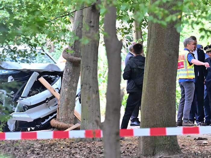 Nach dem Angriff am Rande des CSD steht das weiße Tatfahrzeug noch imTiergarten. / Foto: Sebastian Gollnow/dpa