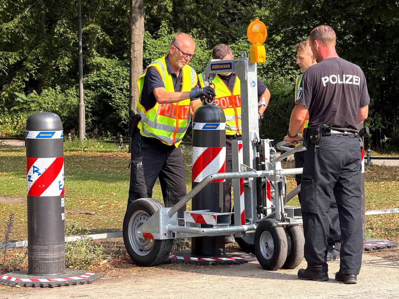 CSD-Anschlag: Polizei stellt nahe dem Tatort Poller auf