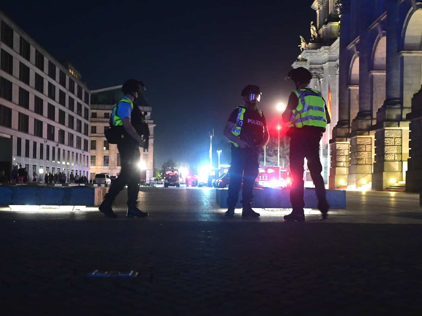 Einsatzkräfte der Polizei sind im Einsatz nach dem Abbruch des Christopher Street Day (CSD). / Foto: Fabian Sommer/dpa