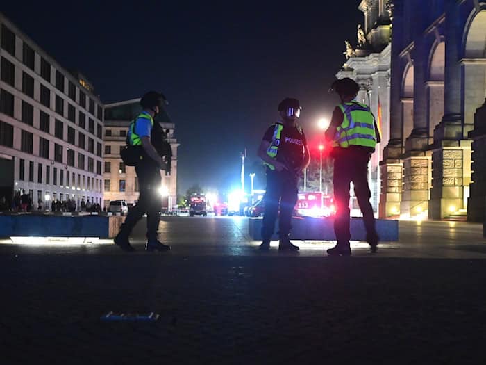 Einsatzkräfte der Polizei sind im Einsatz nach dem Abbruch des Christopher Street Day (CSD). / Foto: Fabian Sommer/dpa