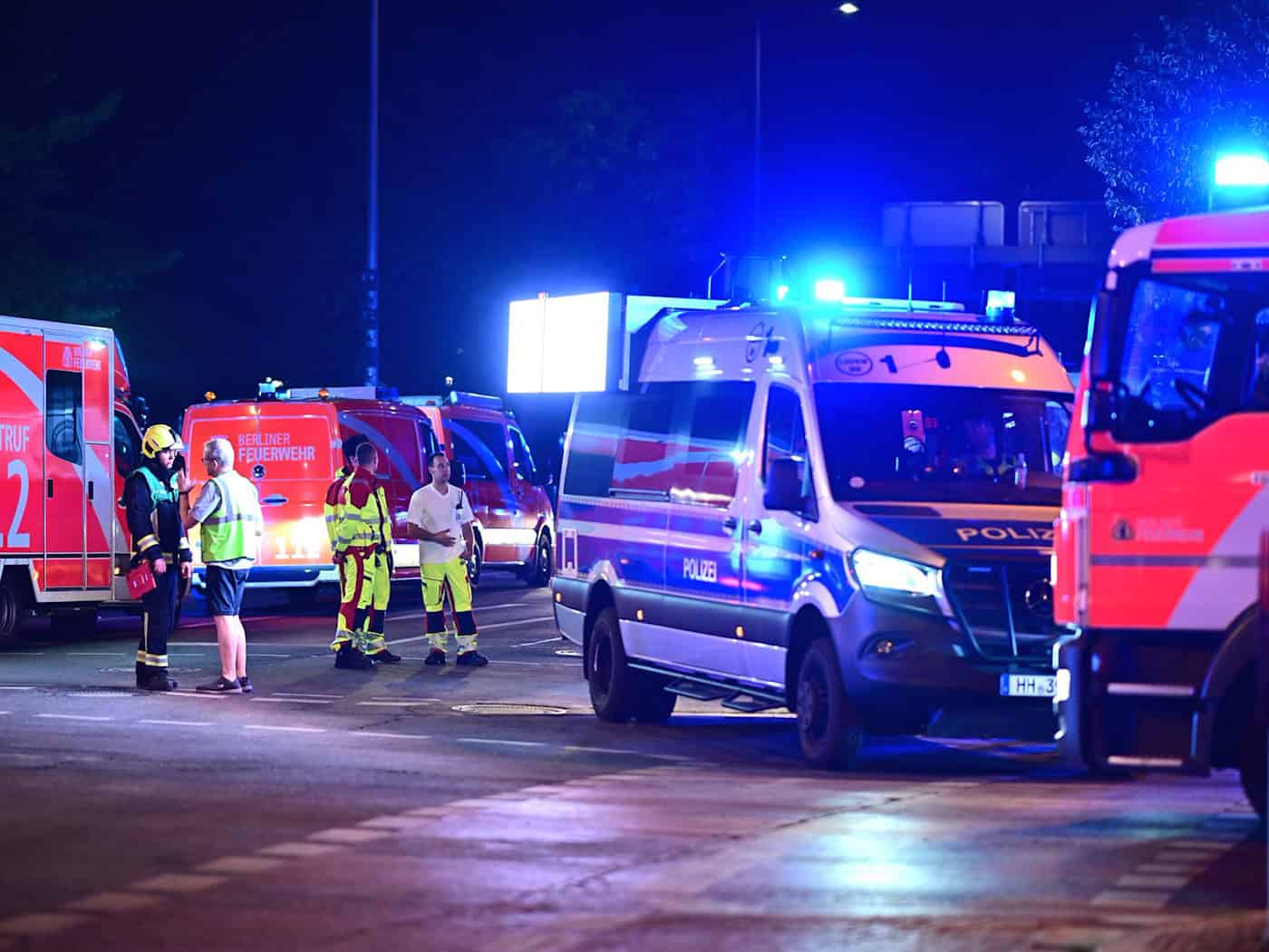 Polizei und Feuerwehr sind nach dem Abbruch des Christopher Street Day (CSD) im Einsatz. / Foto: Fabian Sommer/dpa