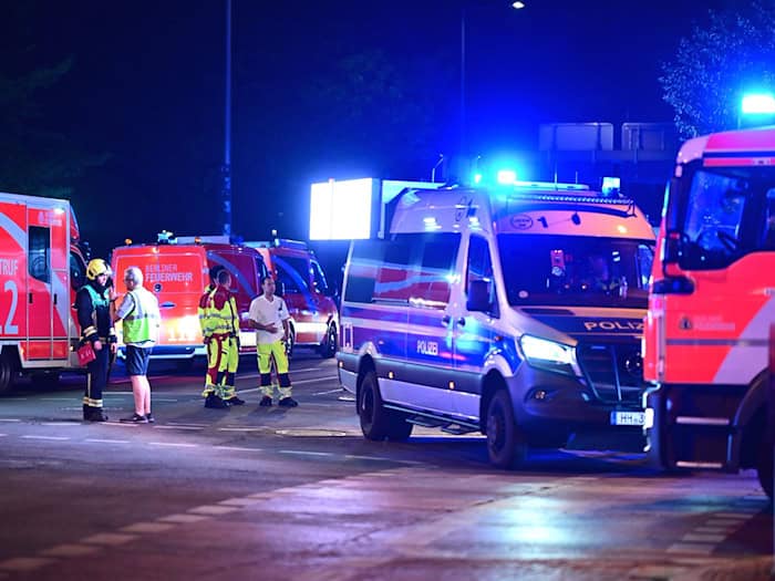 Polizei und Feuerwehr sind nach dem Abbruch des Christopher Street Day (CSD) im Einsatz. / Foto: Fabian Sommer/dpa