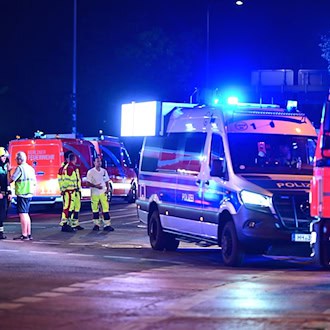 Polizei und Feuerwehr sind nach dem Abbruch des Christopher Street Day (CSD) im Einsatz. / Foto: Fabian Sommer/dpa