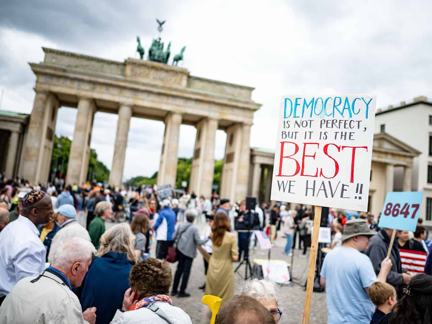 Kundgebung der Democrats Abroad vor dem Brandenburger Tor in Berlin.  / Foto: Fabian Sommer/dpa