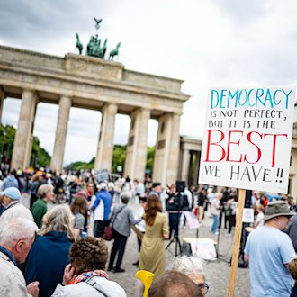 Kundgebung der Democrats Abroad vor dem Brandenburger Tor in Berlin.  / Foto: Fabian Sommer/dpa