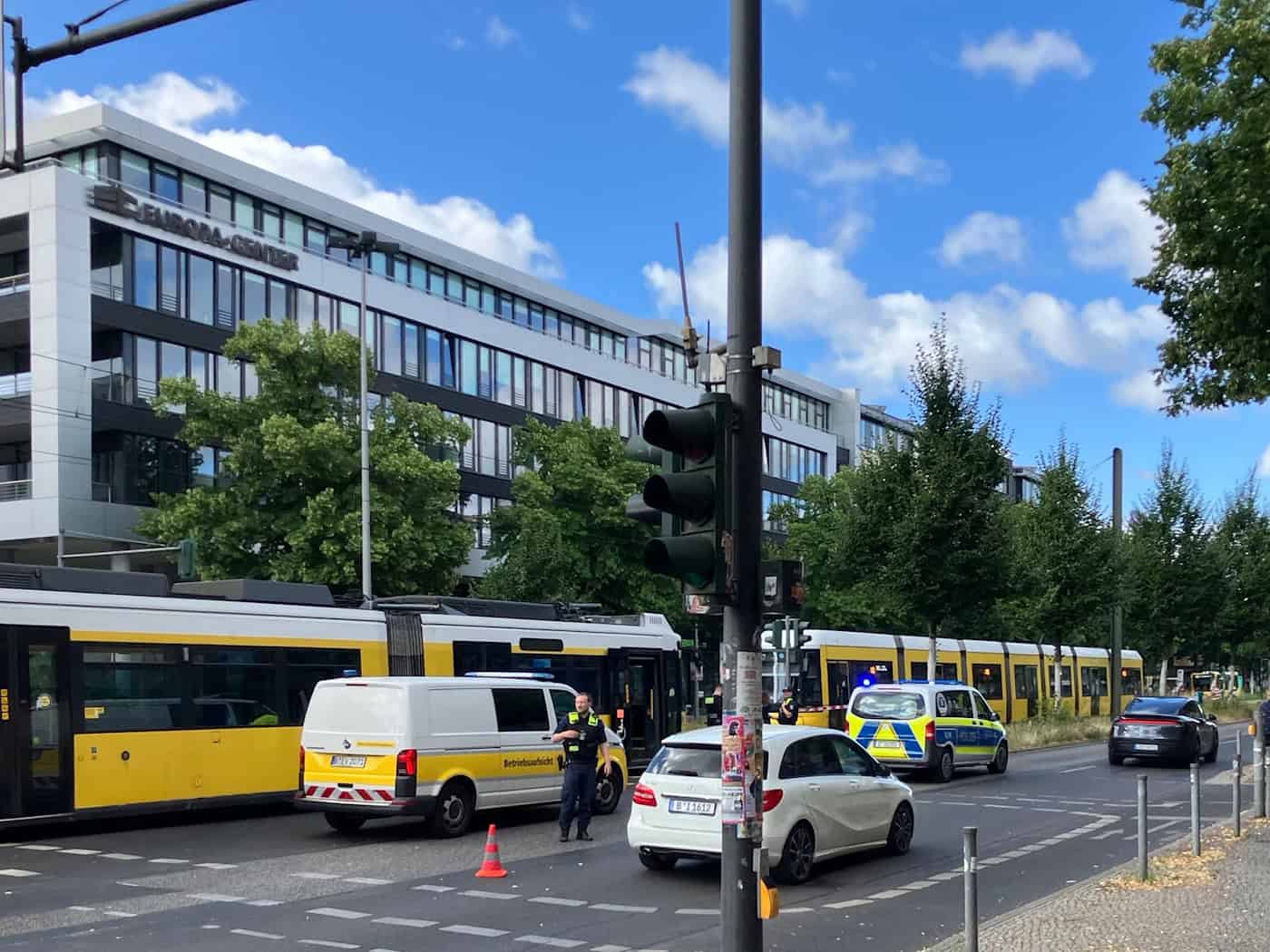 Ein Radfahrer wird in Berlin bei einem Unfall mit einer Tram verletzt.  / Foto: Matthias Arnold/dpa