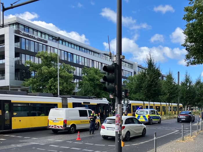 Ein Radfahrer wird in Berlin bei einem Unfall mit einer Tram verletzt.  / Foto: Matthias Arnold/dpa