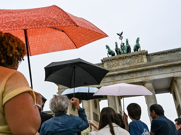 Sonnenbrille oder Regenjacke? In Berlin und Brandenburg wechseln sich Sonne, Schauer und stürmische Böen ab. / Foto: Jens Kalaene/dpa