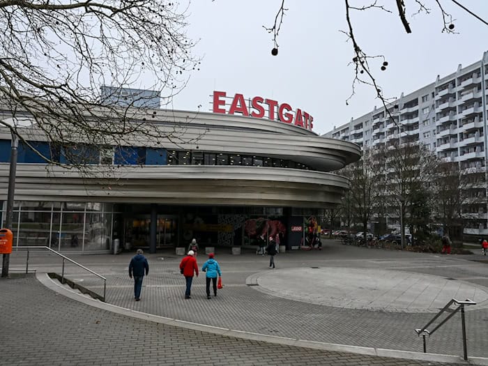 Der Täter schlug in einem Juwelier- und Uhrengeschäft im Eastgate zu. (Archivbild) / Foto: Jens Kalaene/dpa