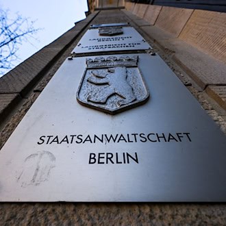 Wegen des Verdachts der Schwarzarbeit in einem Reinigungsunternehmen sitzen fünf Männer in Untersuchungshaft. (Symbolbild)  / Foto: Jens Kalaene/dpa