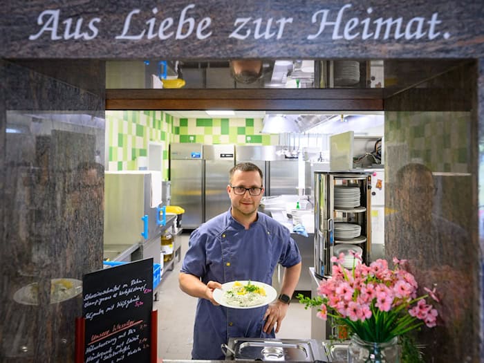 Martin Grunewald setzt auf die Kombination von Laden und Gastronomie. / Foto: Patrick Pleul/dpa
