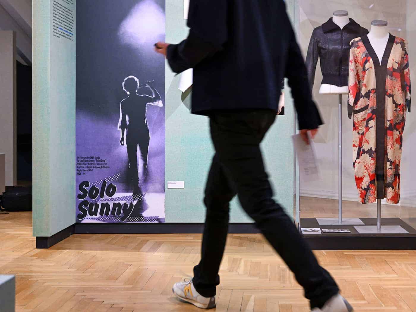 Der DEFA-Film «Solo Sunny» gehört zu den Werken, die in der Sonderausstellung «Ohne Frühstück. Ohne Diskussion. 80 Jahre DEFA-Filme» im Potsdamer Filmmuseum zu sehen sind. / Foto: Jens Kalaene/dpa