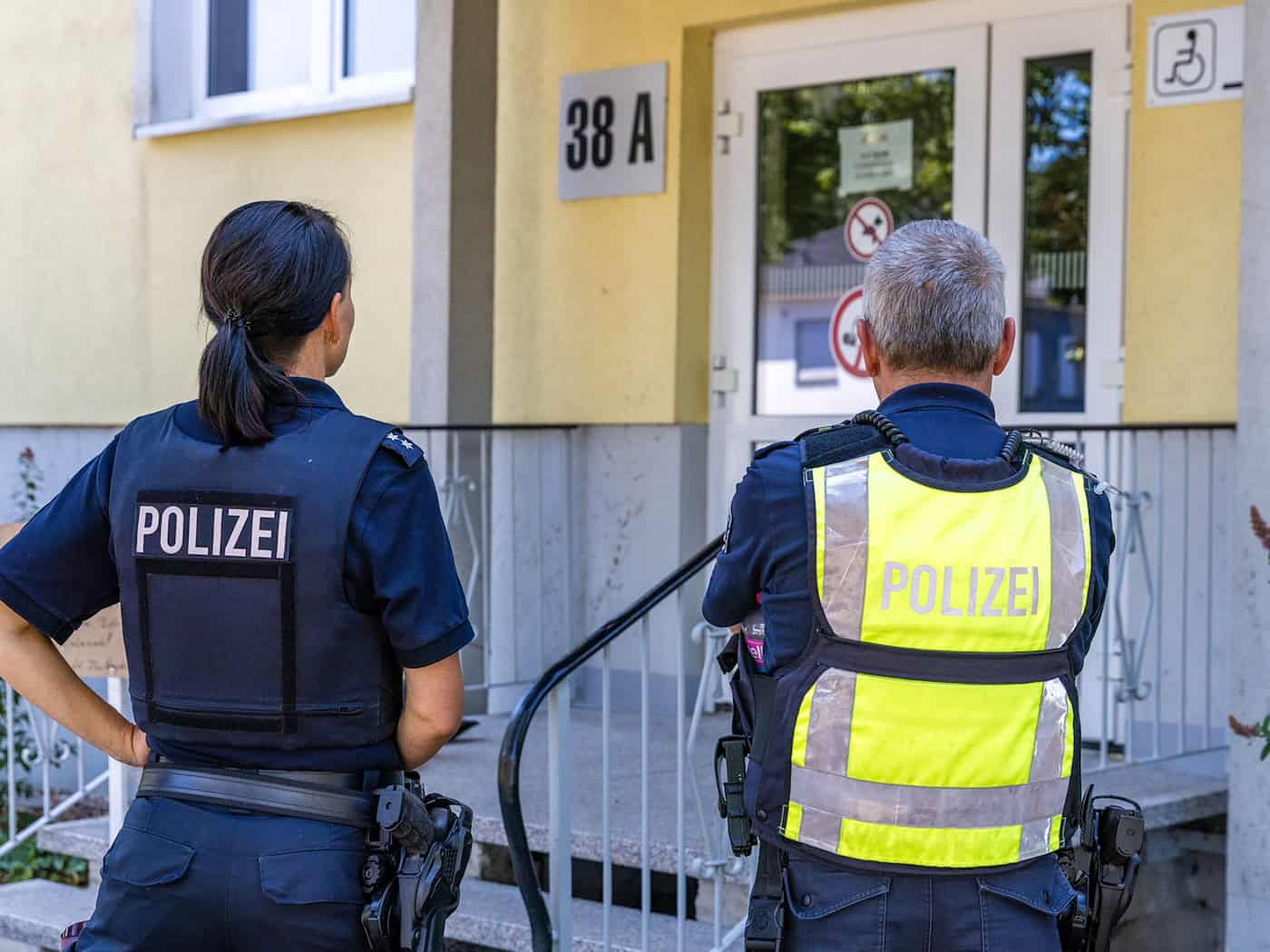 Die Polizei muss nach einem Angriff auf eine Jugendamts-Mitarbeiterin in Finsterwalde ausrücken.  / Foto: Frank Hammerschmidt/dpa