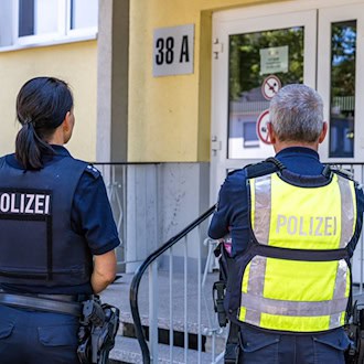 Die Polizei muss nach einem Angriff auf eine Jugendamts-Mitarbeiterin in Finsterwalde ausrücken.  / Foto: Frank Hammerschmidt/dpa