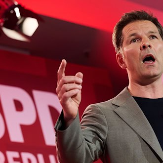 SPD-Spitzenkandidat Steffen Krach (SPD) hat im Wahlkampf für die Berlin-Wahl am 20. September einen schweren Stand.  / Foto: Annette Riedl/dpa