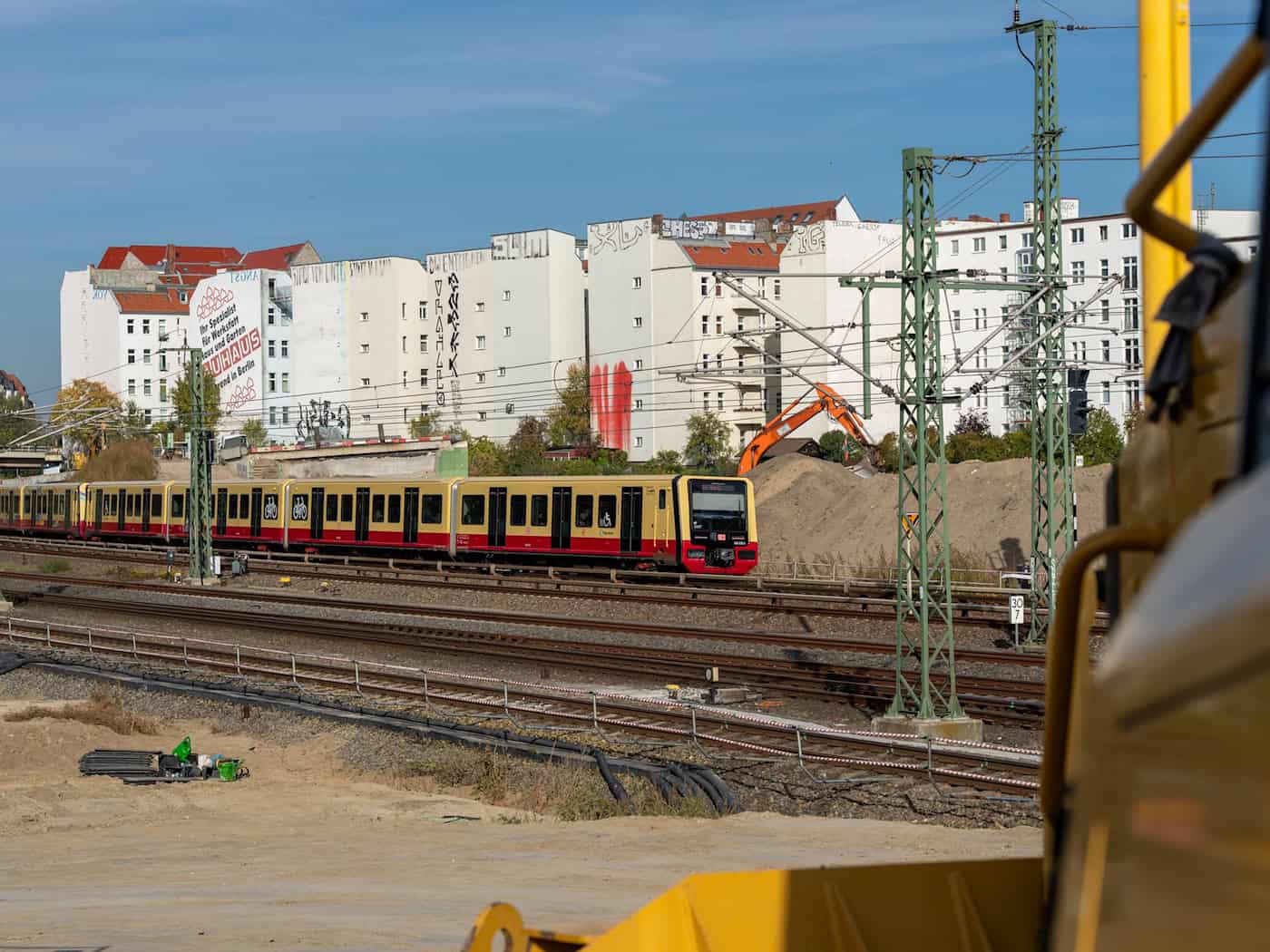 Am Wochenende kommt es wegen Bauarbeiten an der Ringbahnbrücke zu größeren Sperrungen. (Archivbild) / Foto: Soeren Stache/dpa