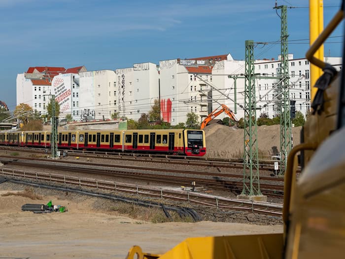 Am Wochenende kommt es wegen Bauarbeiten an der Ringbahnbrücke zu größeren Sperrungen. (Archivbild) / Foto: Soeren Stache/dpa