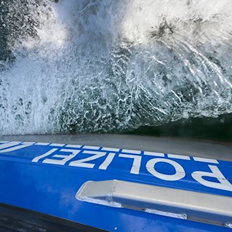 Aufgrund der geringen Wassertiefe gestaltet sich eine Bergung des Bootes laut Polizei derzeit schwierig. (Symbolbild) / Foto: Heiko Rebsch/dpa