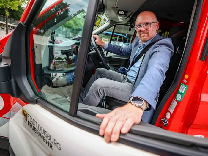 Sören Link (SPD), Oberbürgermeister der Stadt Duisburg, sitzt am Steuer eines Fahrzeugs der Feuerwehr, mit dem er nach Berlin fahren wird. / Foto: Christoph Reichwein/dpa