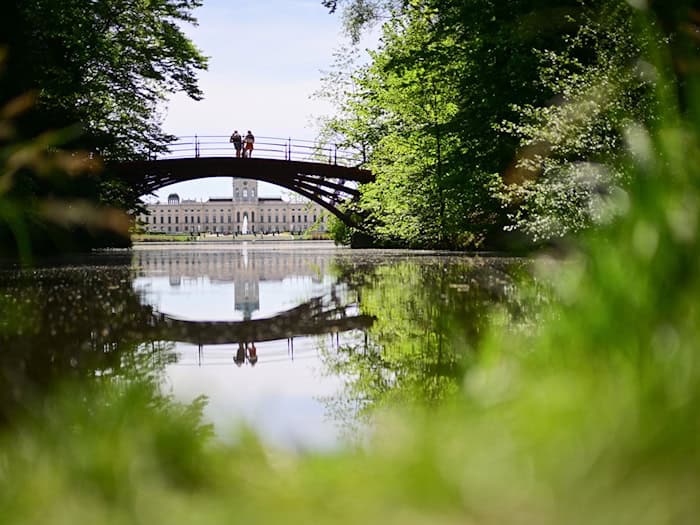 In Parkanlagen in Berlin und Brandenburg sollten Besucher derzeit die Wege nicht verlassen. (Symbolbild)  / Foto: Sebastian Christoph Gollnow/dpa