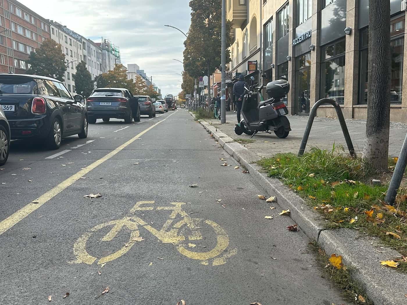 Der Streit um den während der Pandemie errichteten Pop-up-Radweg auf der Kantstraße spitzt sich zu. (Archivbild) / Foto: Lutz Deckwerth/dpa