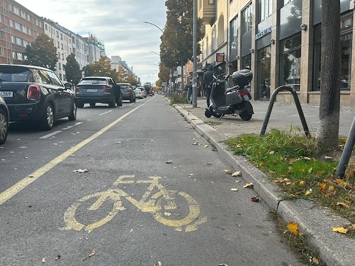 Der Streit um den während der Pandemie errichteten Pop-up-Radweg auf der Kantstraße spitzt sich zu. (Archivbild) / Foto: Lutz Deckwerth/dpa