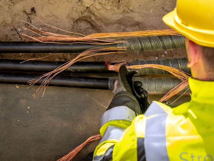 Nach einem Brandanschlag auf eine Kabelbrücke dauerte es mehrere Tage, bis alle betroffenen Haushalte wieder Strom hatten. (Symbolbild)  / Foto: Soeren Stache/dpa