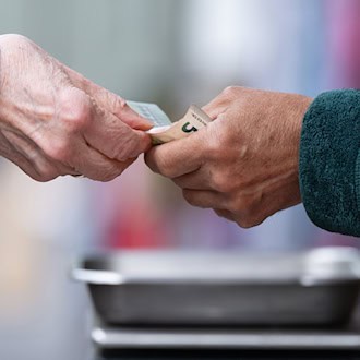 In den mittleren Gehaltsklassen liegen Frauen vorn, Topverdiener sind eher männlich. (Symbolbild) / Foto: Sebastian Kahnert/dpa