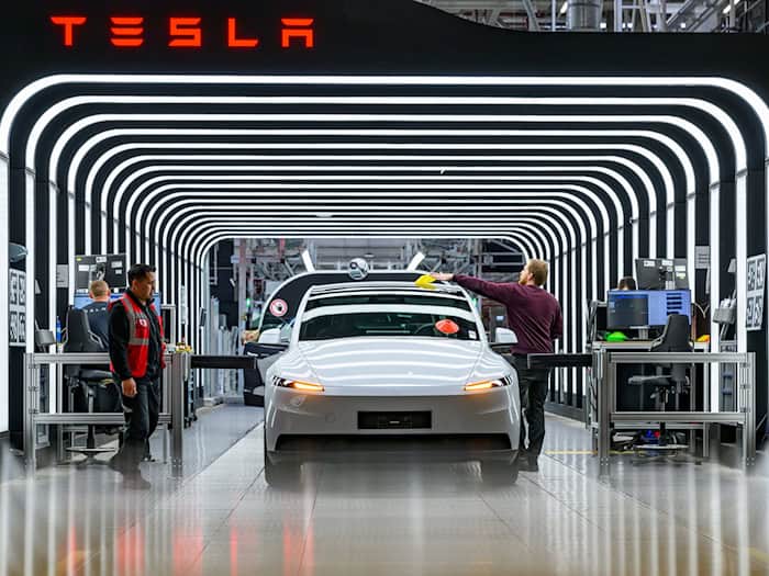 Der US-Elektroautohersteller Tesla hat im vergangenen Jahr in Grünheide in Brandenburg mehr Gewinn eingefahren, der Umsatz sank leicht. (Archivbild) / Foto: Patrick Pleul/dpa