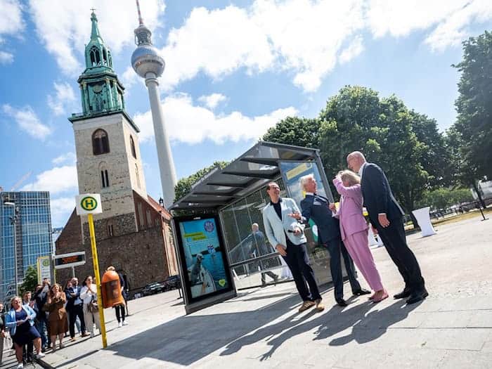 Wartehallen an Bushaltestellen sollen künftig mehr Sicherheit und Informationen bieten.  / Foto: Sebastian Christoph Gollnow/dpa