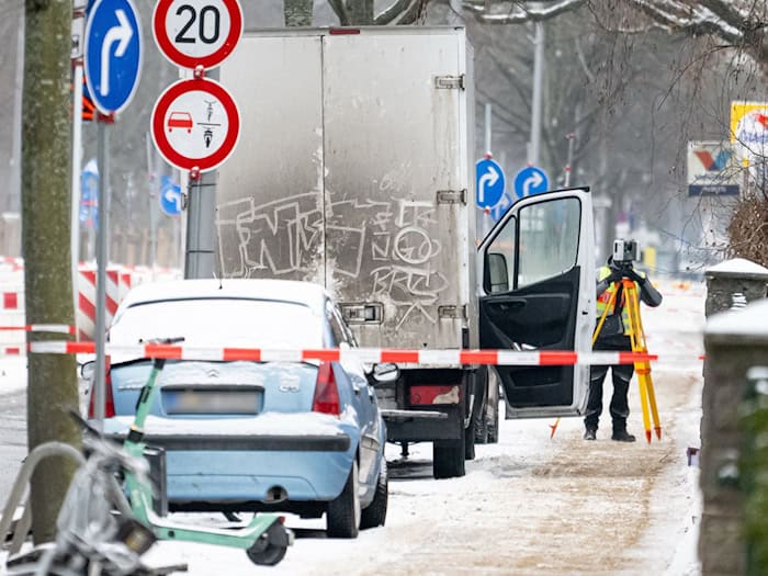  Die Staatsanwaltschaft hat drei Brüder nach den tödlichen Schüssen wegen Mordes angeklagt. (Archivbild)  / Foto: Fabian Sommer/dpa