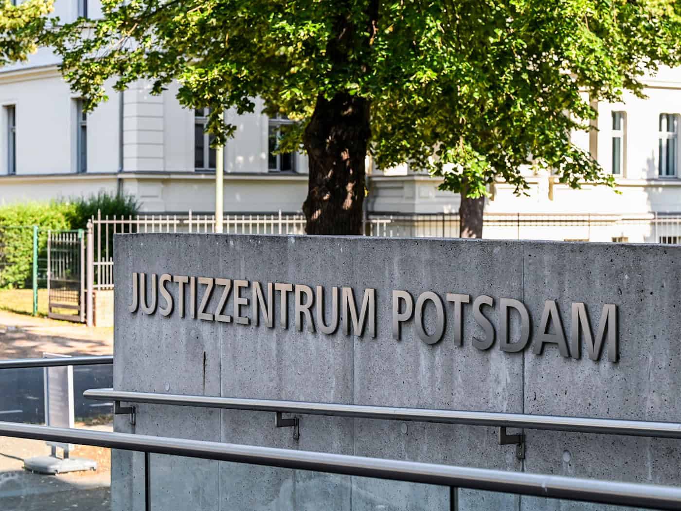 Am Landgericht in Potsdam ist ein Mann wegen Totschlags verurteilt worden. (Archivbild) / Foto: Jens Kalaene/dpa