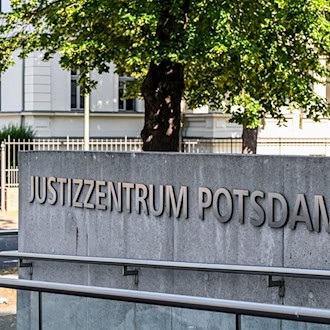Am Landgericht in Potsdam ist ein Mann wegen Totschlags verurteilt worden. (Archivbild) / Foto: Jens Kalaene/dpa