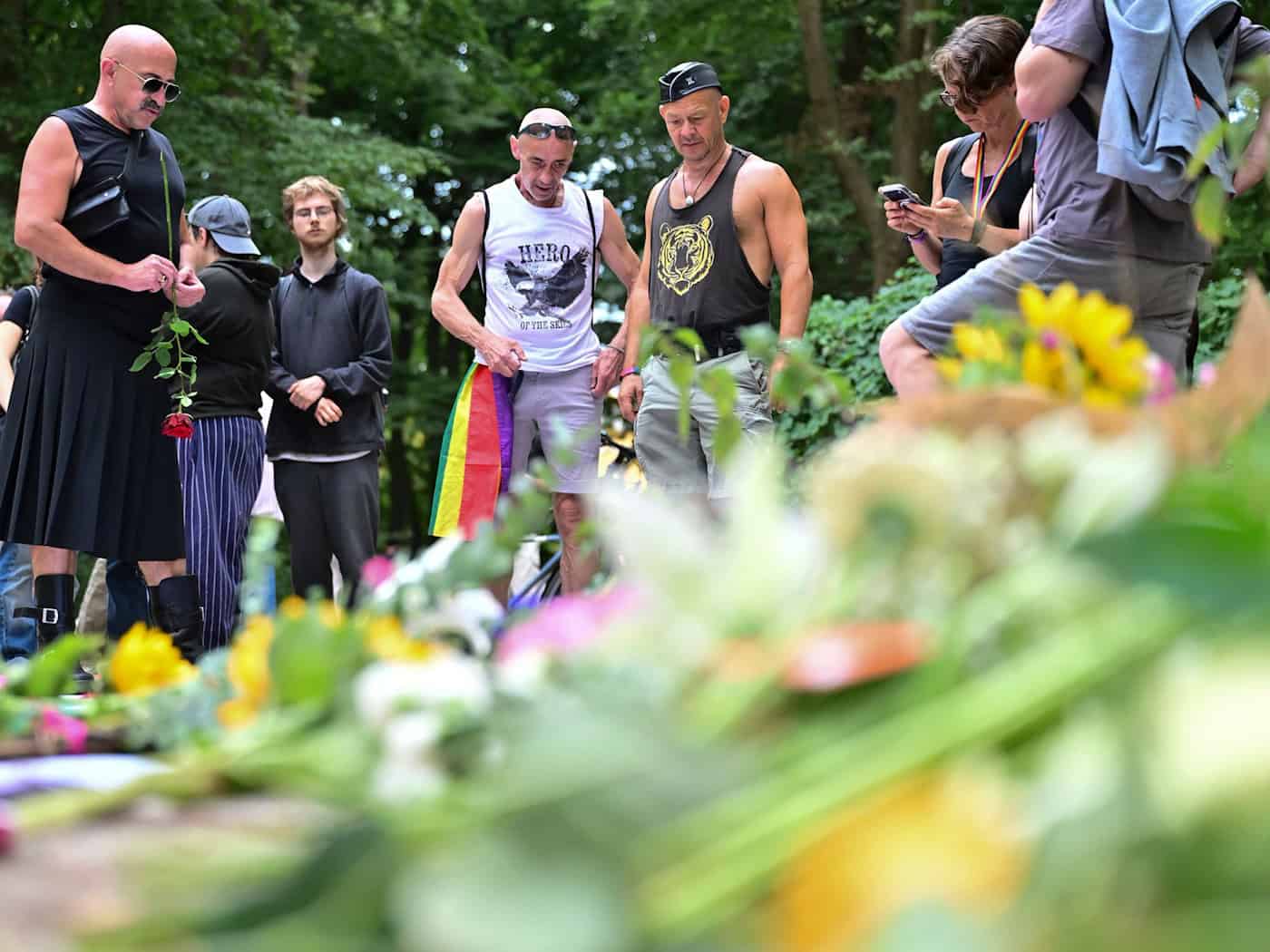 Es wurden Blumen und Kerzen am Tatort abgelegt.  / Foto: Sebastian Gollnow/dpa