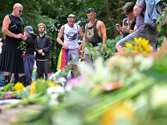 Es wurden Blumen und Kerzen am Tatort abgelegt.  / Foto: Sebastian Gollnow/dpa