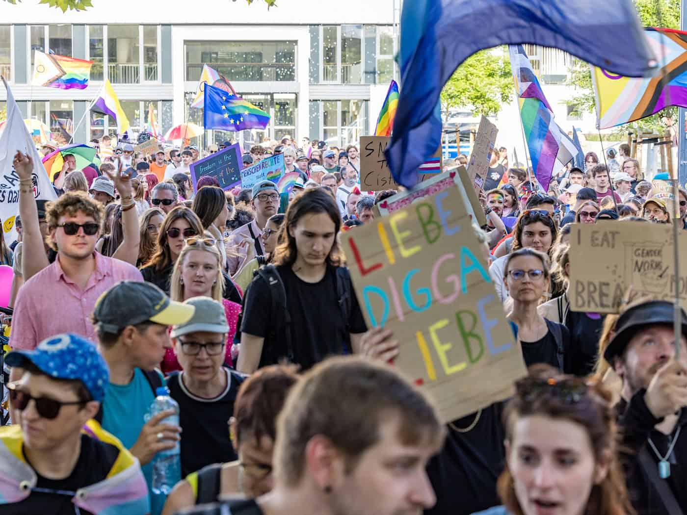 Nach Angaben der Veranstalter nahmen in der Spitze rund 1.500 Menschen am Christopher Street Day in Cottbus teil. / Foto: Frank Hammerschmidt/dpa