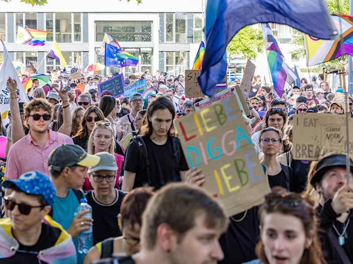 Nach Angaben der Veranstalter nahmen in der Spitze rund 1.500 Menschen am Christopher Street Day in Cottbus teil. / Foto: Frank Hammerschmidt/dpa