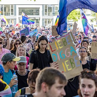Nach Angaben der Veranstalter nahmen in der Spitze rund 1.500 Menschen am Christopher Street Day in Cottbus teil. / Foto: Frank Hammerschmidt/dpa