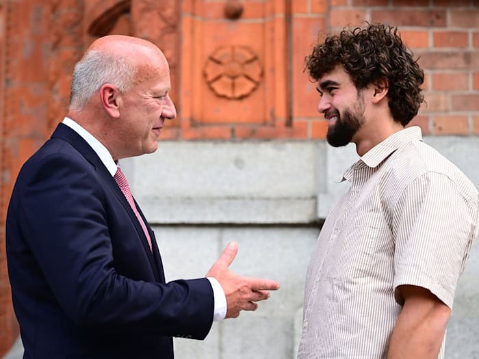 Der Läufer durfte sich ins Gästebuch der Stadt Berlin eintragen. Der Regierende Bürgermeister Kai Wegner (CDU) empfing den 28-Jährigen im Roten Rathaus.  / Foto: Sebastian Gollnow/dpa