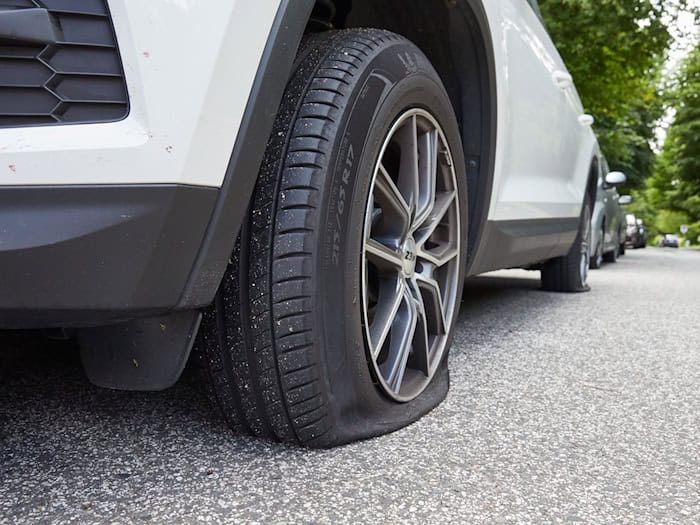 Am Kaiserdamm in Berlin sollen Aktivisten bei zahlreichen Autos Luft aus den Reifen gelassen haben. (Symbolbild) / Foto: Georg Wendt/dpa