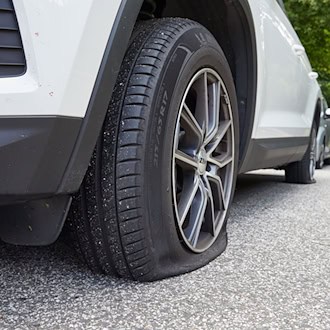 Am Kaiserdamm in Berlin sollen Aktivisten bei zahlreichen Autos Luft aus den Reifen gelassen haben. (Symbolbild) / Foto: Georg Wendt/dpa