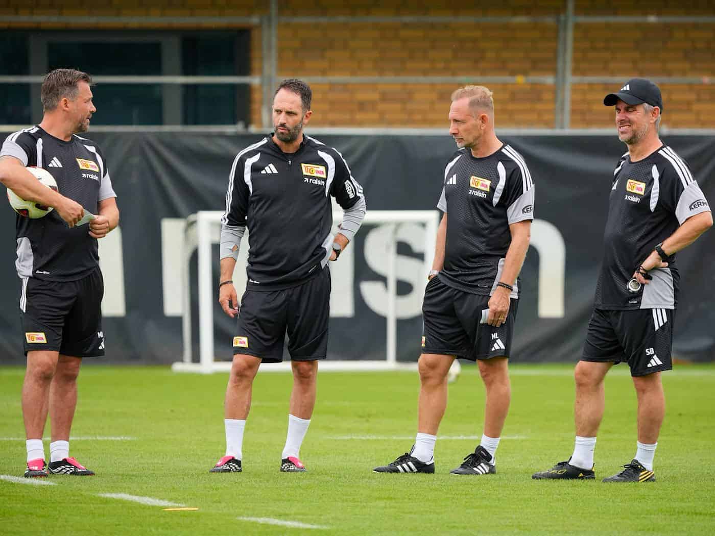 Union-Trainer Mauro Lustrinelli (2.v.r.) gibt sein Bundesliga-Debüt in der Alten Försterei. / Foto: Soeren Stache/dpa