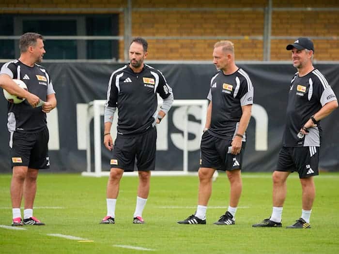 Union-Trainer Mauro Lustrinelli (2.v.r.) gibt sein Bundesliga-Debüt in der Alten Försterei. / Foto: Soeren Stache/dpa