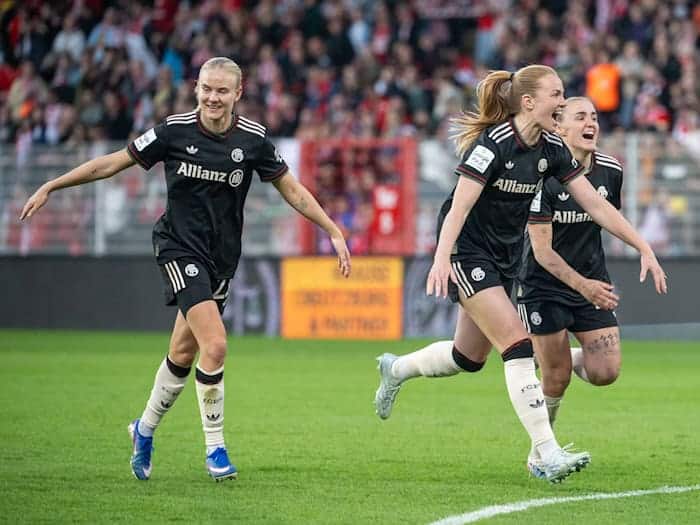 Pernille Harder (l) und die Bayern-Frauen siegten in der vergangenen Spielzeit mit 3:2 in Berlin. (Archivbild)  / Foto: Soeren Stache/dpa