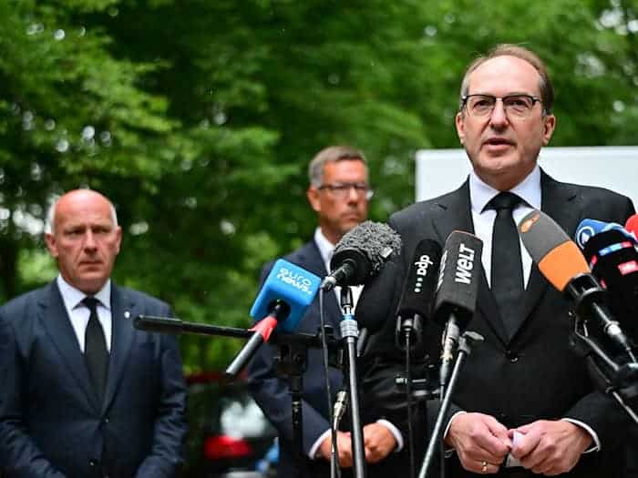 Bundesinnenminister Dobrindt spricht über den mutmaßlichen Täter.  / Foto: Sebastian Gollnow/dpa