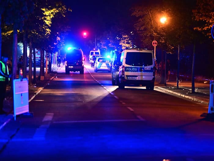 Ein Auto soll in eine Menschenmenge gefahren sein.  / Foto: Fabian Sommer/dpa