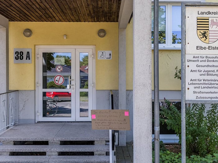 Künftig ist ein Wachschutz während der Sprechzeiten in den Ämtern der Kreisverwaltung in Finsterwalde und Bad Liebenwerda im Einsatz.  / Foto: Frank Hammerschmidt/dpa