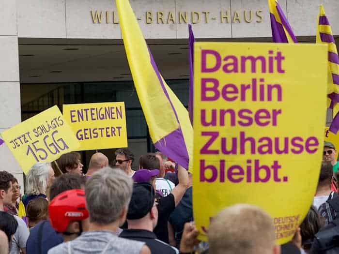 Am Donnerstag hatten Menschen vor der SPD-Zentrale gegen den Beschluss des Koalitionsausschusses demonstriert. / Foto: Soeren Stache/dpa
