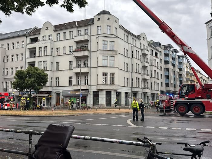 Die Feuerwehr war wegen des Wasserrohrbruchs in Friedrichshain im Einsatz. / Foto: Andreas Rabenstei/dpa