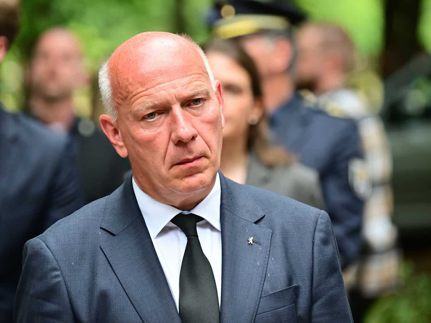 Berlins Regierender Bürgermeister Kai Wegner (CDU) lobt nach dem Terroranschlag am Rande des Christopher Street Day Polizei, Rettungskräfte und Veranstalter. / Foto: Sebastian Gollnow/dpa